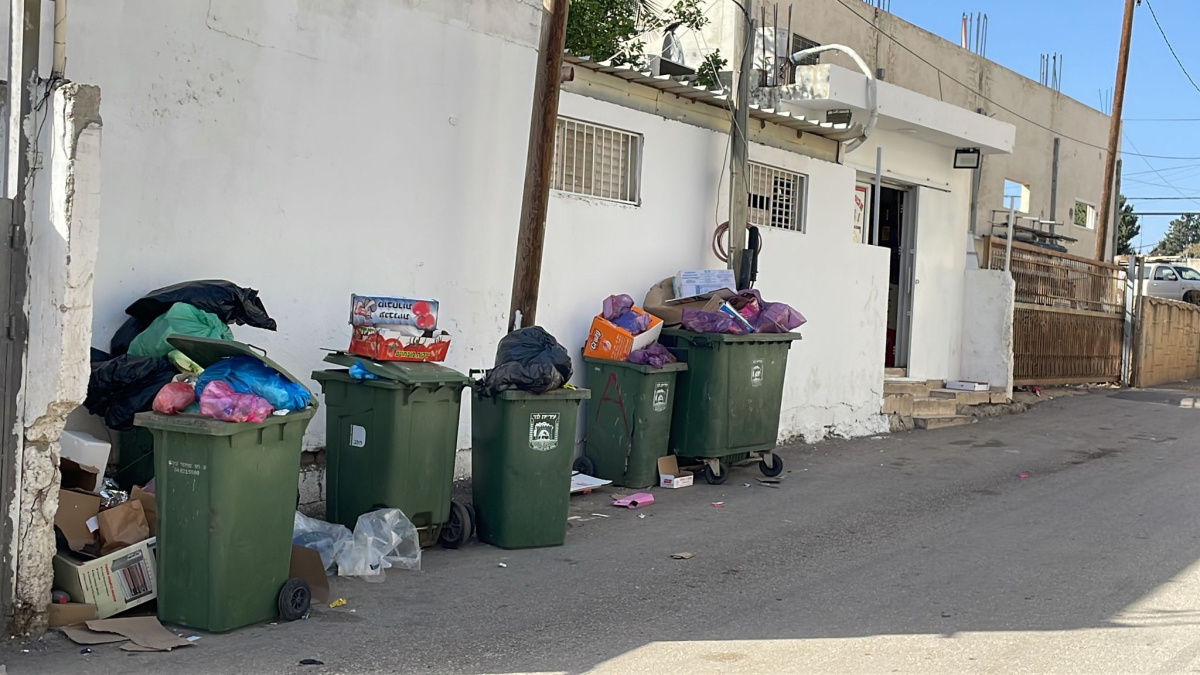 اللد : للاسبوع الثاني تكدس النفايات في الحارات العربية  